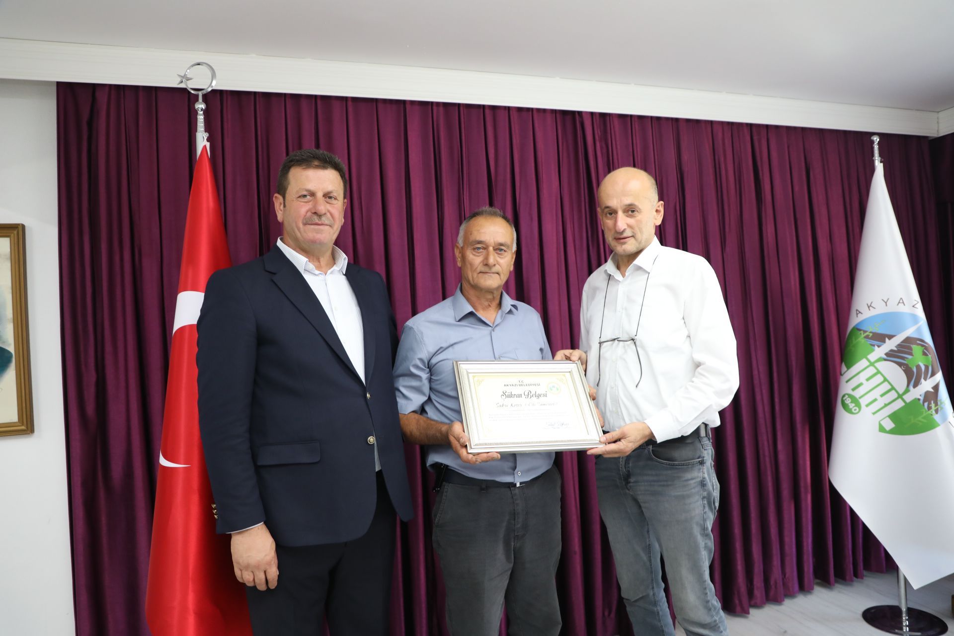 Akyazı’da 35 yıllık esnaflara şükran belgesi