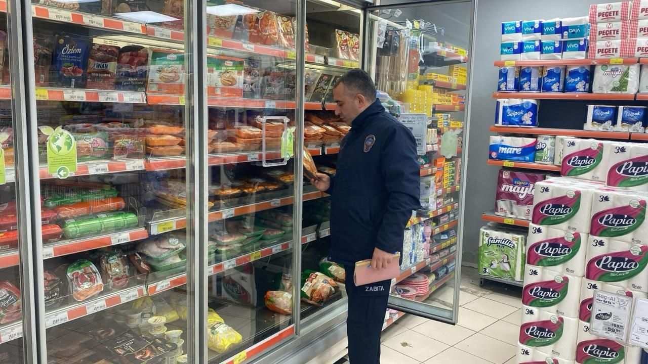 Sapanca’da tarihi geçmiş ürün satan marketlere cezai işlem uyguladı