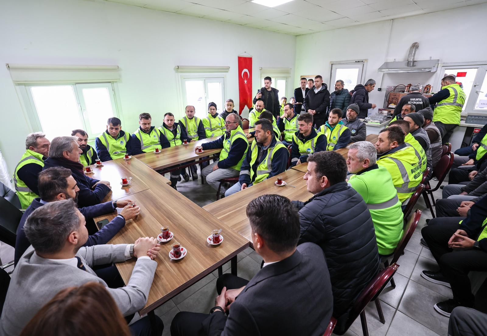 Yusuf Alemdar güne asfalt ve karla mücadele ekibiyle başladı
