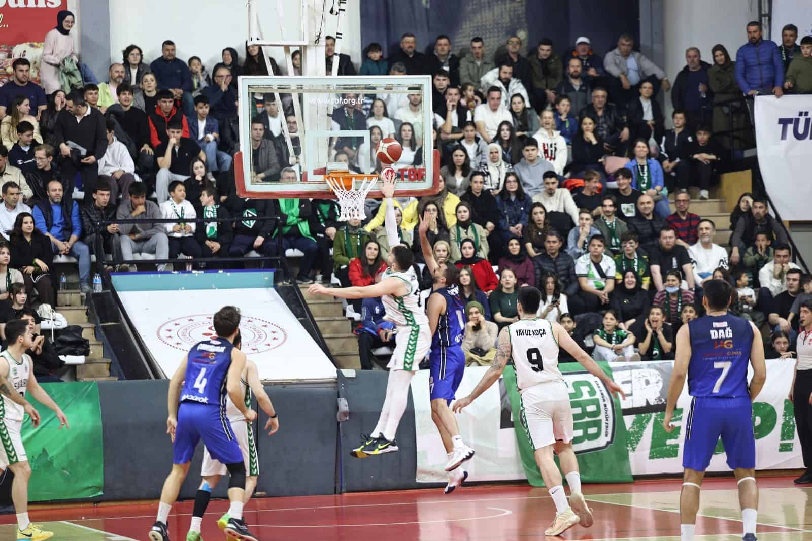 Yüksek tempolu basketbol karşılaşması, seyirciler önünde büyük heyecanla devam ediyor.